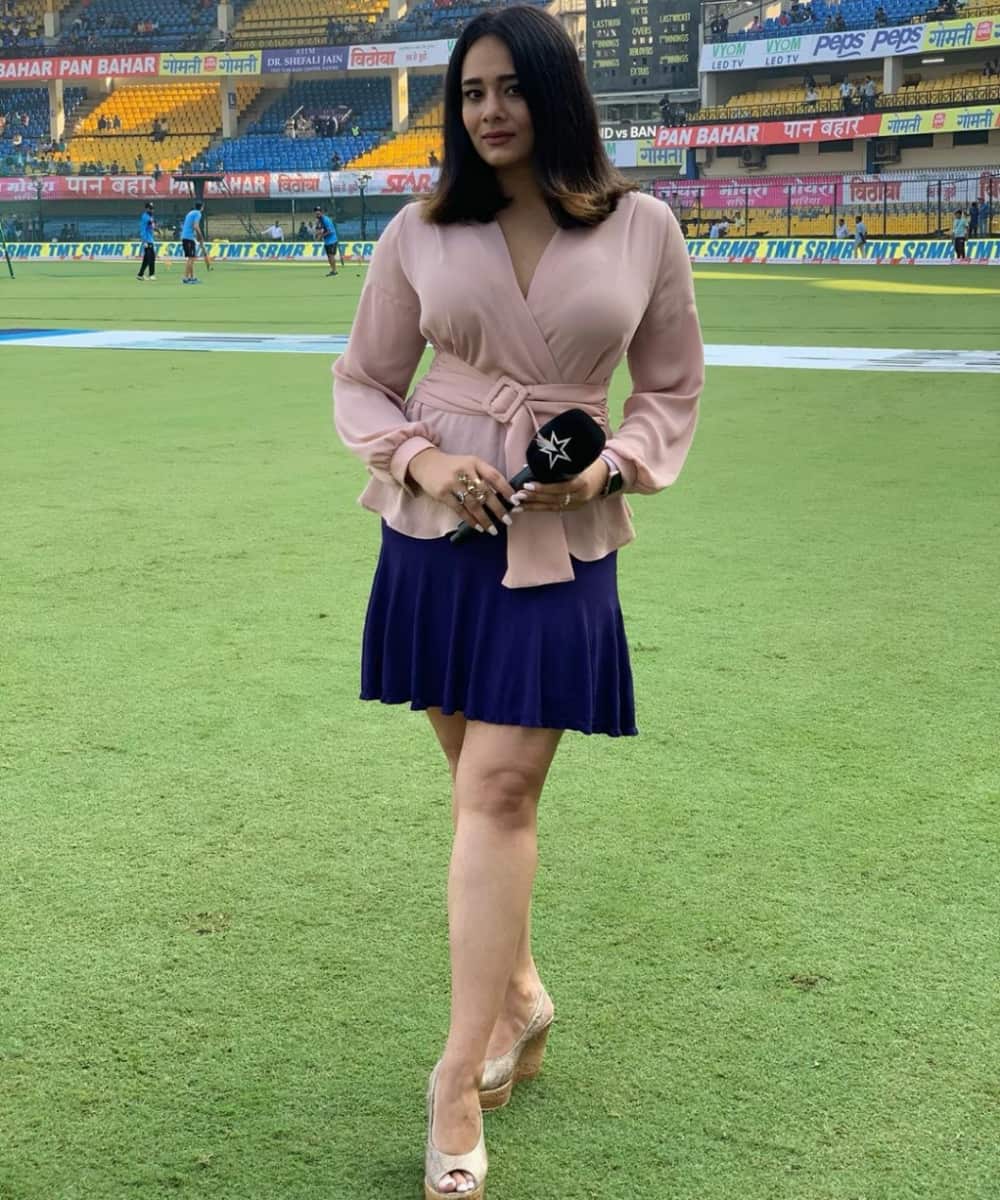 10 Most beautiful female IPL anchors till now